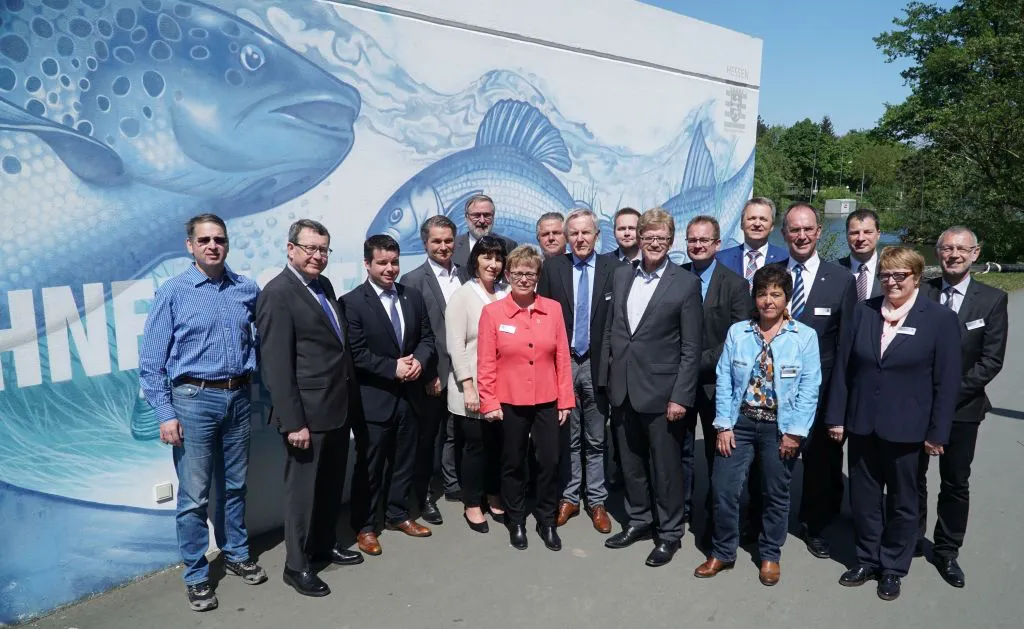 Intensiver Austausch mit der Politik mit Blick auf die Lahn: Regierungspräsident Dr. Christoph Ullrich begrüßte mit seinem Führungsteam die mittelhessischen Abgeordneten am Lahnfenster. Foto: Regierungspräsidium Gießen