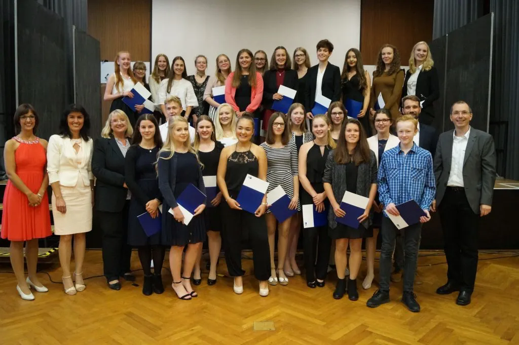 29 Schülerinnen und Schüler der Limburger Marienschule haben nach erfolgreichem Abschluss des „Basics in Business“-Kurses ihre Zertifikate erhalten. Bildquelle: Marienschule