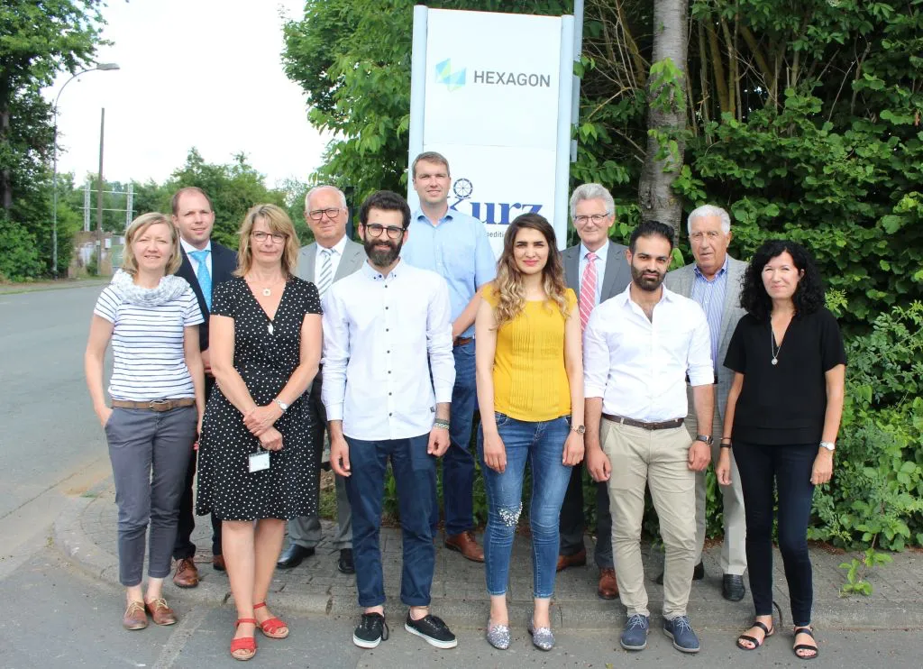 Yazan Sallam (5. v. l.) absolviert sein duales Bachelor-Studium bei der Hexagon Metrology GmbH. Jochen Mohn, Geschäftsführer Factory & Technology (m.) und Personalreferentin Iris Trost (3. v. l.) sind glücklich mit dieser Personalentscheidung. Haj Abdullahothman (3. v. r.) wird während seines dualen Master-Studiums bei der Friedrich Kurz GmbH von Geschäftsführerin Barbara Galir (r.) betreut. Seniorchef Friedrich Kurz (2. v. r.) ist ebenfalls überzeugt von dem jungen Mann. Das Bild zeigt außerdem: den CCD-Vorstandsvorsitzenden Norbert Müller (4. v. l.), den Leitenden ZDH-Direktor Prof. Dr. Harald Danne (4. v. r.), StudiumPlus-Mitarbeiterin Julia Höpfner (l.) und CCD-Geschäftsführer Christian Schreier (2. v. l.). Nevin Haj Younes (5. v. r.), die ebenfalls aus Syrien stammt, absolviert ihr duales Studium bei Strabag in Bad Hersfeld. Bild: THM