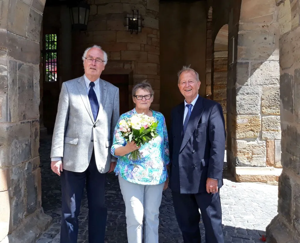 „Forschungspotential nur durch Zustiftungen auszuschöpfen“: Mit einem Blumenstrauß bedankten sich Stiftungspräsident Friedrich Bohl (rechts) und Vizepräsident Prof. Dr. Hans-Dieter Klenk bei Renate Kurz für ihre großzügige Unterstützung. Foto: Heidi Natelberg