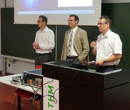 In der Moderation von Prof. Holger Rhon (rechts) beantworteten die Referenten Daniel Piazolo (links) und Gerrit Sames Fragen des Publikums. Foto: TH Mittelhessen