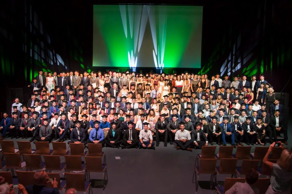 387 StudiumPlus-Absolventen feierten ihre Bachelor- und Master-Abschlüsse in der Rittal-Arena. Foto: THM