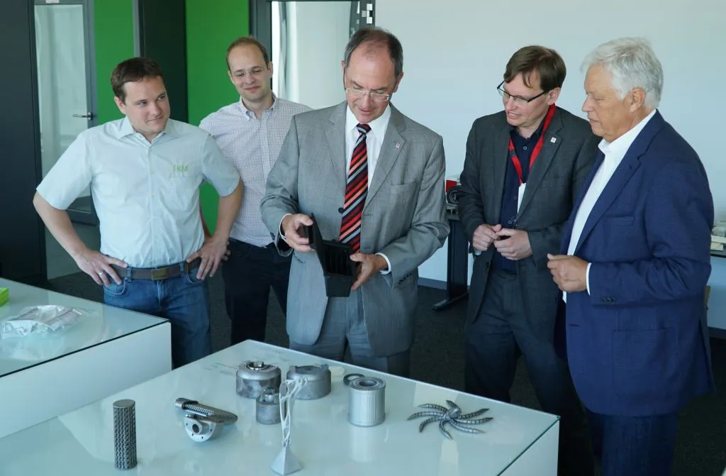 v.l. Matthias Henkel, Christian Blöcher, Regierungspräsident Dr. Christoph Ullrich, Manuel Heinrich, Jürgen Blöcher. Foto: RP Gießen