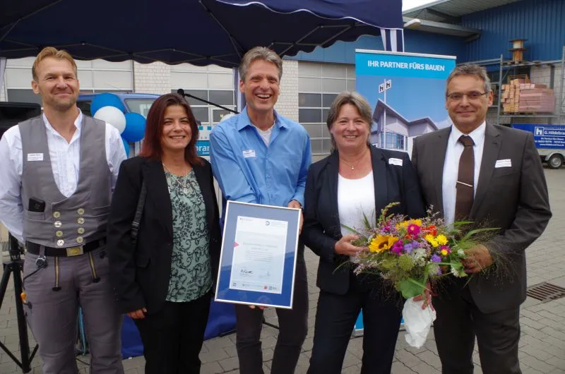  (v. li) Daniel Bach, Ausbildungsleiter im Ausbildungszentrum Nidda, Madlen Töppel, Berufsschule Nidda, Frank Hildebrand, Elisabeth Wissler und Andreas Demand, Abteilungsleiter Berufsausbildung beim hessischen Verband baugewerblicher Unternehmer. (Bild: Bauunternehmen Hildebrand)