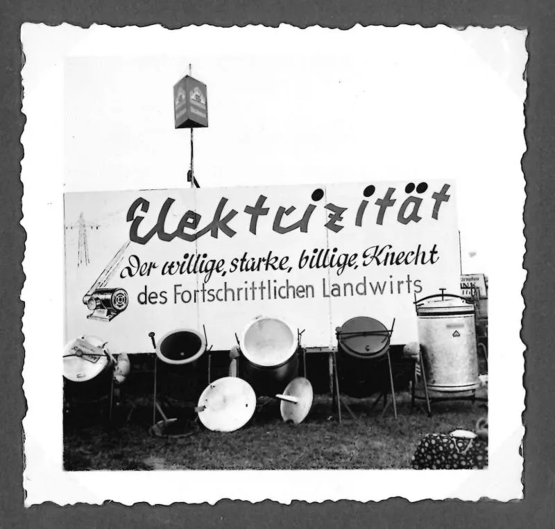 In den 1930er Jahren wurde auf einer Ausstellung auf den Lahnwiesen mit dem Slogan: „Elektrizität - Der willige, starke, billige Knecht des Fortschrittlichen Landwirts“ für deren Einführung der Elektrizität auf dem Land geworben. (Foto: Wilhelm Lotz, Marburg)