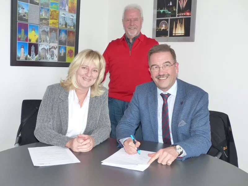 Wollen beim Glasfaserausbau zusammenarbeiten: Bürgermeisterin Wrenger- Knispel (Lahnau) und Oberbürgermeister Wagner (Wetzlar), dahinter Hermann Steubing (Steuerungsgruppe Lahn-Dill-Breitband) (Foto: Stadt Wetzlar)