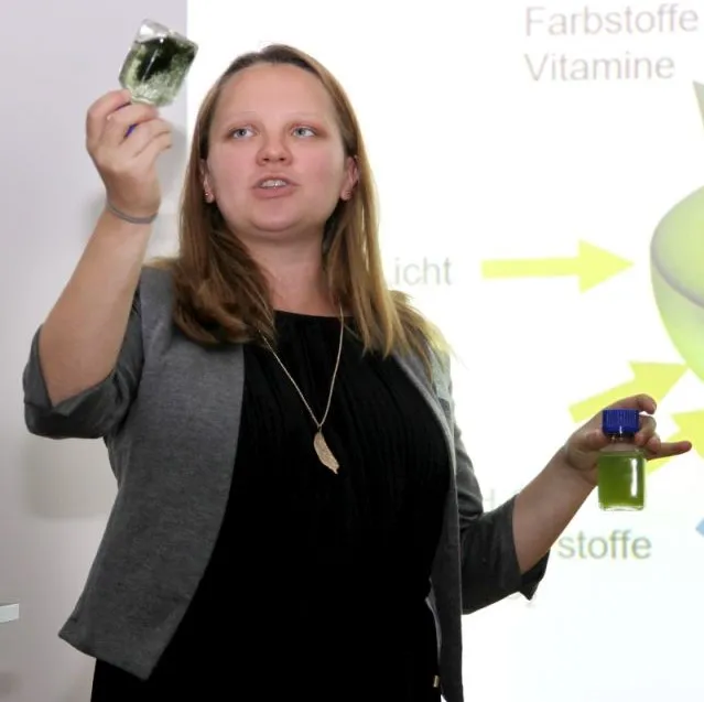 Tatjana Wawilow forscht in ihrer Promotion über den Einsatz von Mikroalgen in der Abwasserreinigung. (Foto: THM, Sonja Schwaeppe)  
