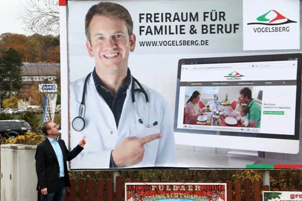 Plakataktion: Wirtschaftsdezernent Mischak freut sich darüber, dass es echte Vogelsbergerinnen und Vogelsberger sind, die sich mit ihren Gesichtern und Geschichten für die Region einsetzen (Foto: Gaby Richter).