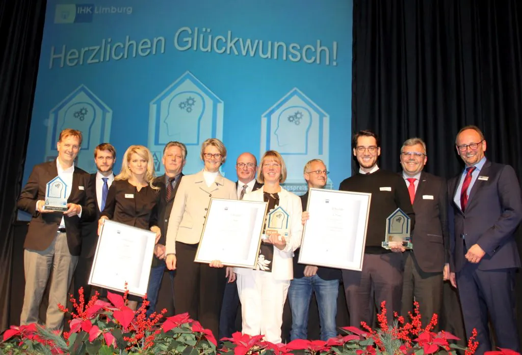 Die Preisträger des Bildungspreises der IHK Limburg (v. l.) Klaus Rohletter (Bauunternehmung Albert Weil), Claudia Klebach (REWE Mengerskirschen) und Hugo Sebastian Trappmann (Blechwarenfabrik Limburg). Ihnen gratulierte unter anderem Anja Karliczek, Bundesministerin für Bildung und Forschung (Mitte). (Foto: Rolf Goeckel)