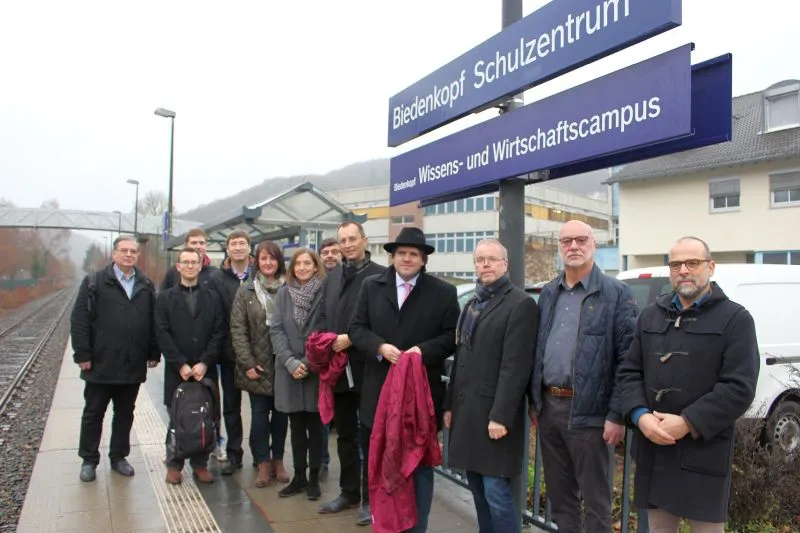 Vertreter der Schulen, der IHK, der THM, der Kurhessenbahn sowie der Erste Kreisbeigeordnete Marian Zachow und Bürgermeister Joachim Thiemig enthüllten das neue Hinweisschild.(Foto: Landkreis Marburg-Biedenkopf)   