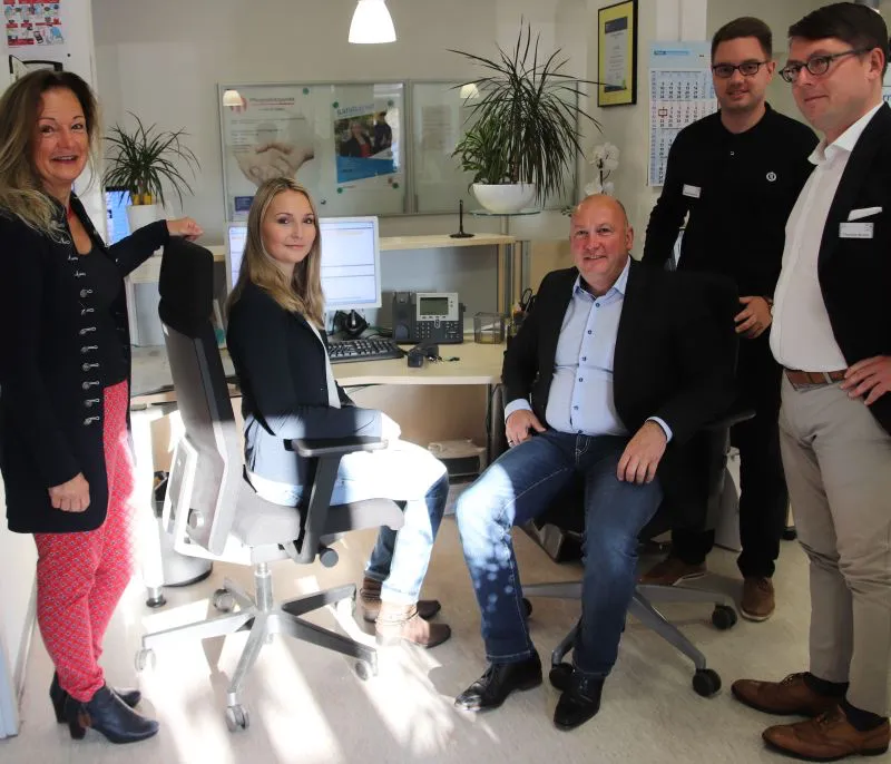 v.l.n.r.: Susanne Parisi (IBS), Alexandra Klein (Praktikantin), Hauptamtlicher Kreisbeigeordneter Hans-Peter Stock, Daniel Hoßfeld (Teamleiter und Ausbilder) und Thorsten Becker (Fachbereichs- und Fachdienstleiter) (Foto: Landkreis Gießen)