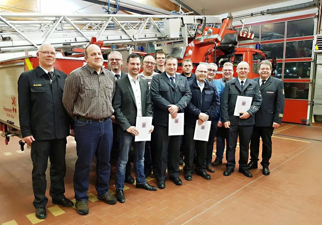 Kreisbrandinspektor Rupert Heege (rechts) sowie Wolfgang Blicker (links), zuständig für die Gefahrenabwehr, mit den Geehrten. (Foto: Lahn-Dill-Kreis)
