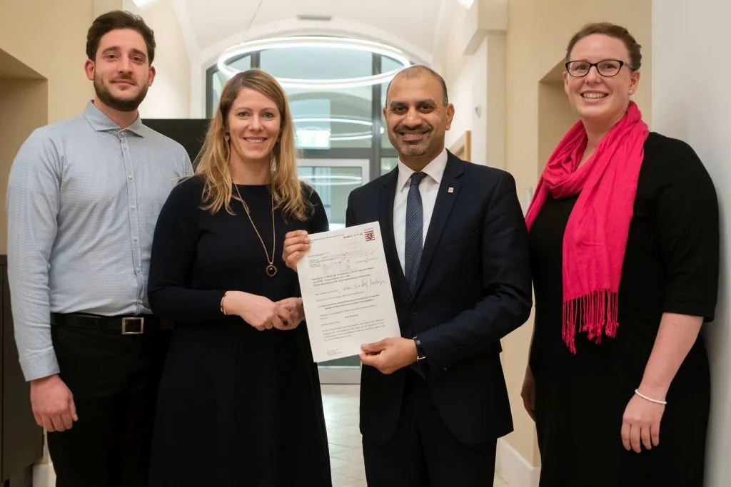 Freuen sich über die EU-Förderung für das Entrepreneurship Cluster Mittelhessen (ECM): Tristan Herbold, Prof. Dr. Monika Schuhmacher, JLU-Präsident Prof. Dr. Joybrato Mukherjee und Franziska Deutscher (v.l.). (Foto: Rolf K. Wegst)