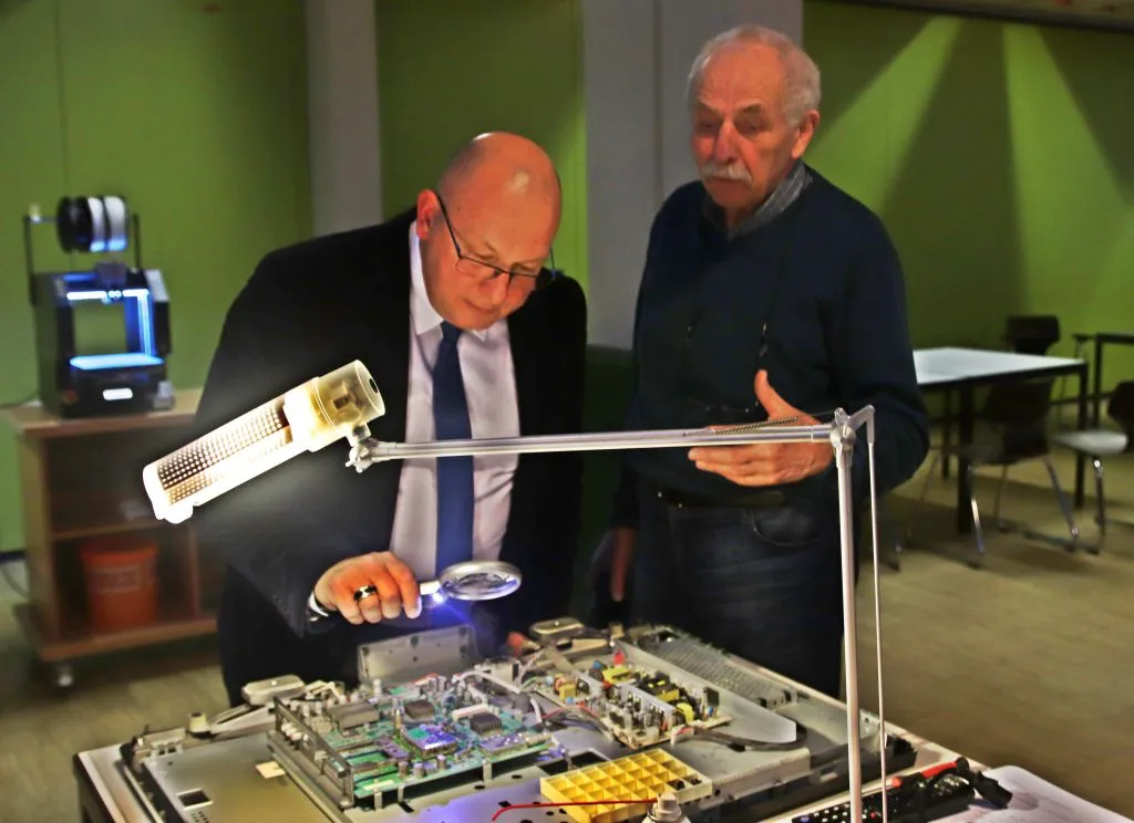 Hauptamtlicher Kreisbeigeordneter Hans-Peter Stock nimmt im Repair-Café Pohlheim einen kaputten Fernseher unter die Lupe. (Foto: Landkreis Gießen)