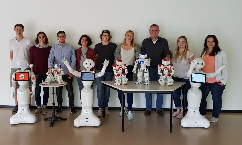 Prof. Dr. Jürgen Handke und sein Team streben im Projekt „RoboPraX“ an, den Umgang mit humanoiden Robotern fest im Lehrplan von Schulen zu integrieren. Foto: ProjectH.E.A.R.T.