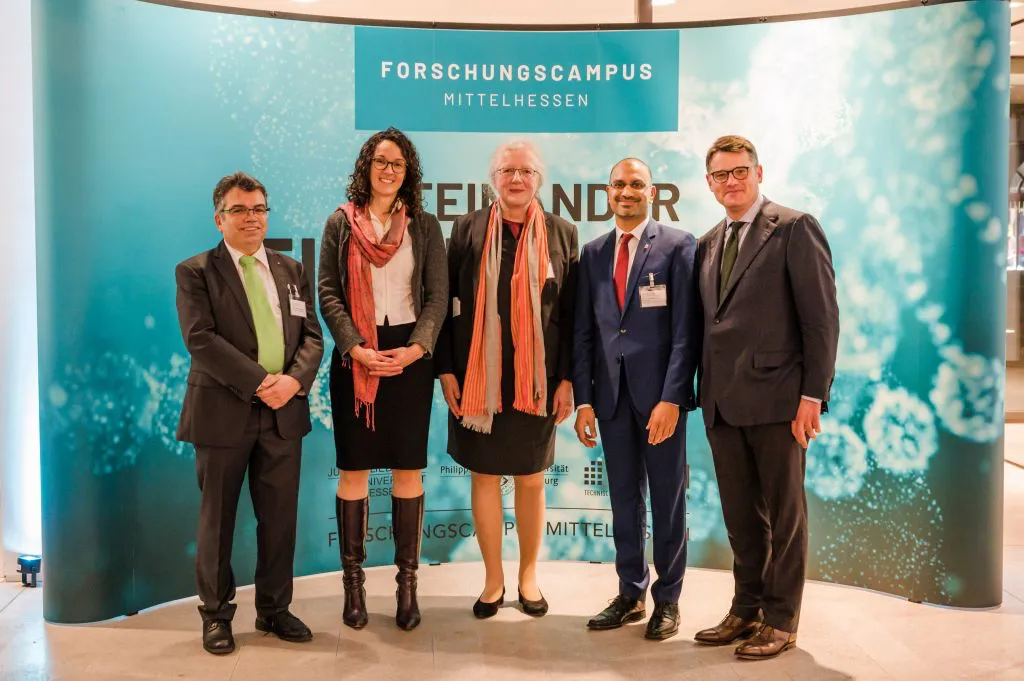 Von links: Prof. Dr. Matthias Willems, Wissenschaftsministerin Angela Dorn, Prof. Dr. Katharina Krause, Prof. Dr. Joybrato Mukherjee und Landtagspräsident Boris Rhein beim Informationsabend des FCMH im Hessischen Landtag. (Foto: Tim Lochmüller)
