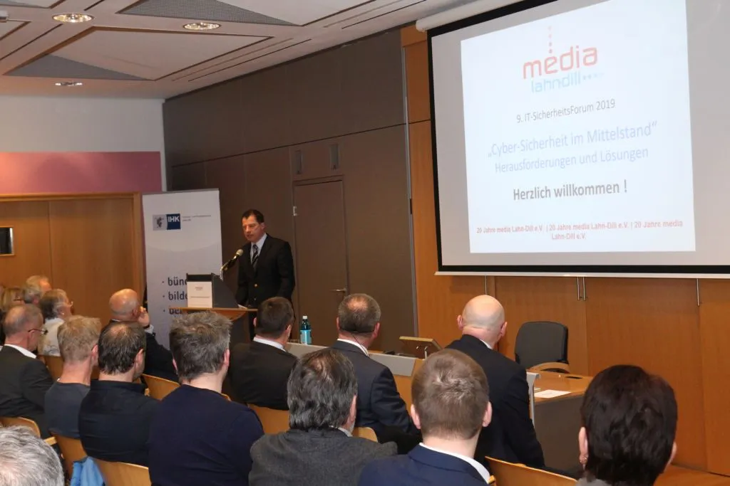 Mehr als 130 Unternehmer waren zum 9. Media IT-SicherheitsForum in die IHK Lahn-Dill nach Dillenburg gekommen. Abteilungsdirektor Ralf Stettner als Vertreter des Hessischen Innenministers sagt, Cyber-Kriminalität generiere mittlerweile mehr Einnahmen als der Drogenhandel. (Foto: Klaus Kordesch)