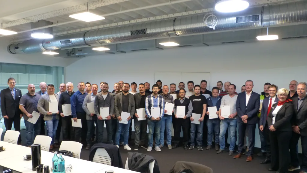 Nach erfolgreicher Nachqualifizierung; Maschinen- und Anlagenführer, dazu Akteure/Kooperationspartner im Kontext der Gestaltung und Förderung der Nachqualifizierung (Foto: Agentur für Arbeit Marburg