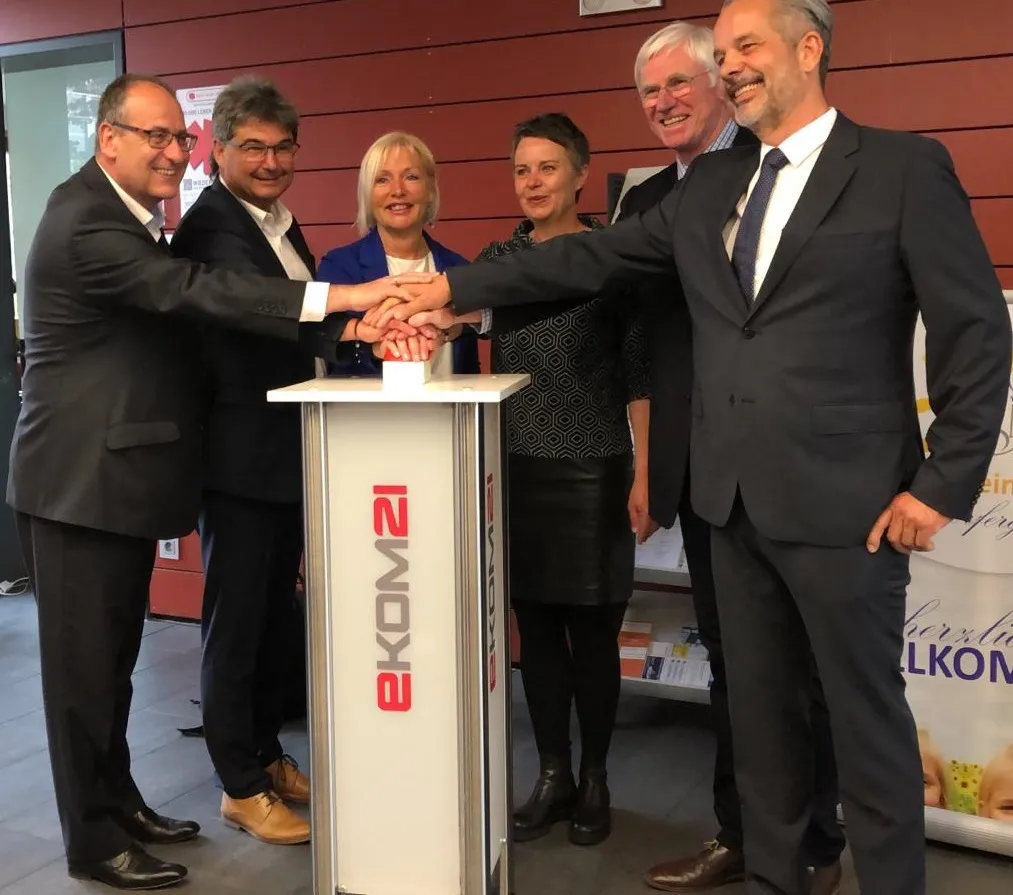 V. l.: Bertram Huke, Geschäftsführer ekom21, Bürgermeister Andreas Schulz,  Ministerin Prof. Dr. Kristina Sinemus, Landrätin Kirsten Fründt, Breitbandberater Mittelhessen Klaus Bernhardt, Geschäftsführer IT-Innerebner GmbH, Walter Innerebner. (Foto: Hessische Staatskanzlei)