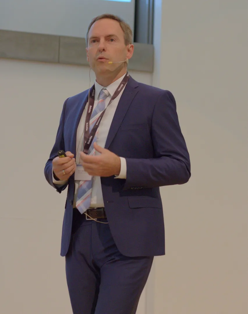 Prof. Dr. Haas bei einem Vortrag