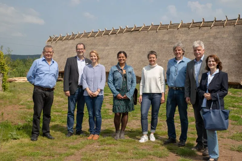 Das Freilichtmuseum Zeiteninsel soll 2022 im Vollbetrieb eröffnen: Den Zeitplan stellen (v.l.) Karl Krantz (Vorstand, Genossenschaft Zeiteninsel), Dr. Markus Morr (Fachdienstleitung Kultur und Sport, Landkreis Marburg-Biedenkopf), Sarah Fräßdorf (Museumspädagogin Zeiteninsel), Ruth Fischer (Fachdienstleitung Kultur, Stadt Marburg), Landrätin Kirsten Fründt, Bezirksarchäologe Dr. Andreas Thiedmann (Vorstand Genossenschaft Zeiteninsel), Peter Eidam (Bürgermeister Weimar) und Dr. Marlis Sewering-Wollanek (ehrenamtliche Stadträtin der Stadt Marburg) vor.