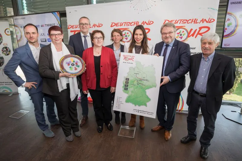 Stadträtin Kirsten Dinnebier (4.v.l.) vertritt die Stadt Marburg bei der offiziellen Streckenpräsentation der Deutschland Tour in Frankfurt. (Foto: Marcel Hilger)