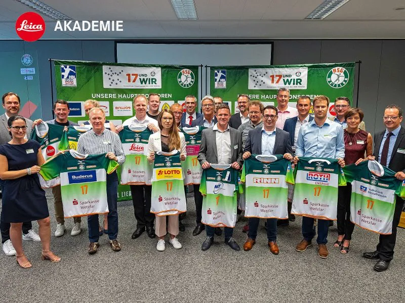 Vertreter der 17 Partner-Unternehmen präsentieren das neue Trikot der HSG Wetzlar für die Saison 2019/2020 im "17 UND WIR"-Design.(Foto: www.sportfoto-vogler.de)