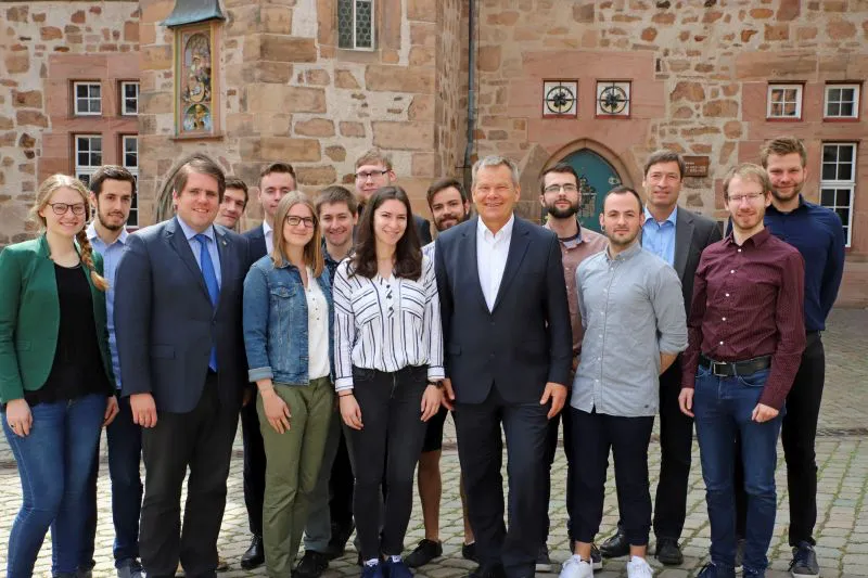 Teilnehmer*innen des diesjährigen iGEM-Teams sowie Vertreter*innen des siegreichen Marburger Teams von 2018 waren im Marburger Rathaus zu Gast, um mit Oberbürgermeister Dr. Thomas Spies (6. v. r.), dem Ersten Kreisbeigeordneten Marian Zachow (3. v. l.) und Dr. Frank Hüttemann, Fachdienst-Leiter der Wirtschaftsförderung im Landkreis (3. v. r.) über die Unterstützung der Wettbewerbs-Teilnehmer*innen zu sprechen.  (Foto: Simone Schwalm, Stadt Marburg)