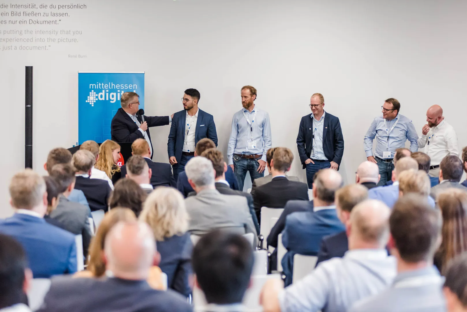  Jens Ihle (links) stellt die "Campfire"-Gastgeber beim Auftakt zum regionalen Cluster im Leitzpark vor. (Foto: Tilman Lochmüller)