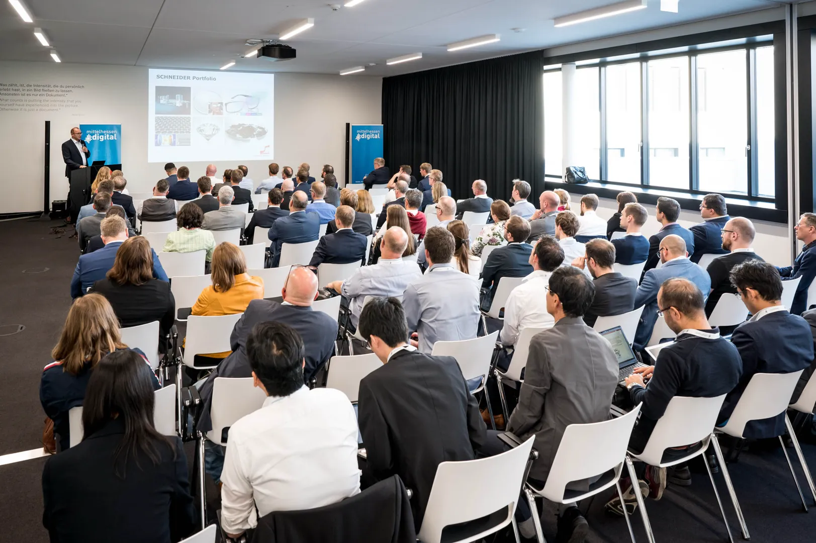 Gunter Schneider von der SCHNEIDER GmbH & Co. KG sprach in einer Keynote über "intelligente Systeme in der Optikfertigung".Gunter Schneider von der SCHNEIDER GmbH & Co. KG sprach in einer Keynote über "intelligente Systeme in der Optikfertigung". (Foto: Tilman Lochmüller)