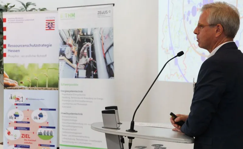 Prof. Ulf Theilen stellte eine Machbarkeitsstudie zum Phosphorrecycling in Mittelhessen vor (Foto: THM/ Pressestelle)