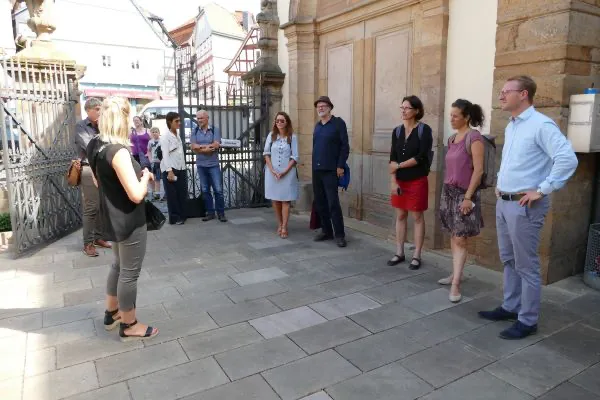 Einen Tag bereiste die Trafo-Jury den Vogelsbergkreis, um sich ein Bild zu machen. Auf dem Programm stand unter anderem eine Stadtführung in Lauterbach, an der auch Erster Kreisbeigeordneter Dr. Jens Mischak (rechts) teilnahm. (Quelle: Andrea Ortstadt/Vogelsbergkreis)