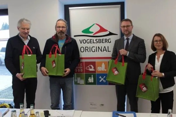 Stellen die ORIGINAL Weihnachtstaschen vor: Erster Kreisbeigeordneter Dr. Jens Mischak (Zweiter von rechts), Amtsleiterin Anja Püchner, Projektleiter Lorenz Kock (links) und Udo Czerwinka, Werkstattleiter bei Kompass Leben. (Quelle: Sabine Galle-Schäfer/Vogelsbergkreis)