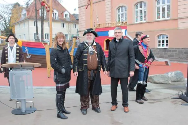 Der Weg zum Schiff ist nicht frei: Noch halten Konrektor Alexander Karney, Eva-Maria Hußmann vom Staatlichen Schulamt, Schulleiter Peter Schwärzel, Landrat Manfred Görig, Stadtrat Henner Muhl und Florian Löffler von der Kinderstiftung (von links) die Piraten davon ab, an Bord zu gehen. (Quelle: Sabine Galle-Schäfer)