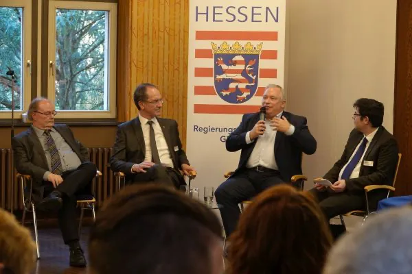 „10 Jahre EDIC-Gießen – Informationen im Wandel der Zeit“ ist die Podiumsdiskussion während der Feierstunde im Gießener Alten Schloss überschrieben, an der teilnehmen (v.l.): Jürgen Boden, Koordinator des deutschen EDIC-Netzwerks, Regierungspräsident Dr. Christoph Ullrich, Jochen Pöttgen, Leiter der Regionalvertretung der Europäischen Kommission in Bonn, sowie der Gießener EDIC-Leiter Michael Schär. (Quelle: RP Gießen)