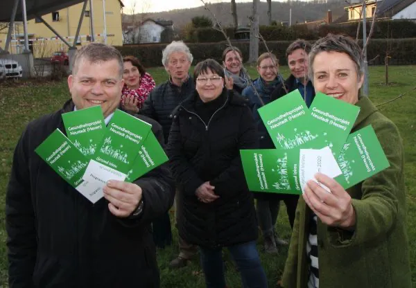 Bringen gemeinsam die Gesundheitsförderung in Neustadt voran: Bürgermeister Thomas Groll (vorne links), Landrätin Kirsten Fründt (vorne rechts) sowie Monika Stein (bsj), Dieter Trümpert (Bürgerverein „Wir für UNS!“), Nicole Zinkowski (Familien- und Generationenzentrum Neustadt), Karen Rohlfs (bsj), Annika Schlüter (bsj) und Rolf Reul (Landkreis Marburg-Biedenkopf) (hintere Reihe, von links). (Quelle: Landkreis Marburg-Biedenkopf)