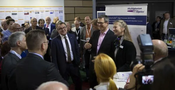 „Die W3+ Fair/Convention 2020 ist die perfekte Möglichkeit, um sich über die aktuellen Trends und Entwicklungen im Bereich der optischen und angrenzenden Technologien zu informieren.“ Jörg Brück, Multiphoton Optics Chefin Dr. Ruth Houbertz und Dr. Rainer Waldschmidt von HTAI auf der 3D Sonderfläche der W3+ Fair/Convention. (Quelle: Fleet Events)