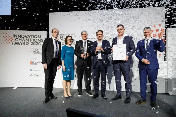 Erster Platz für ONCITE: Dr. Sebastian Ritz von German Edge Cloud (Mitte) und Dieter Meuser von IoTOS (Mitte rechts) freuen sich über den Innovation Champions Award 2020. (Quelle: Thorsten Jochim).