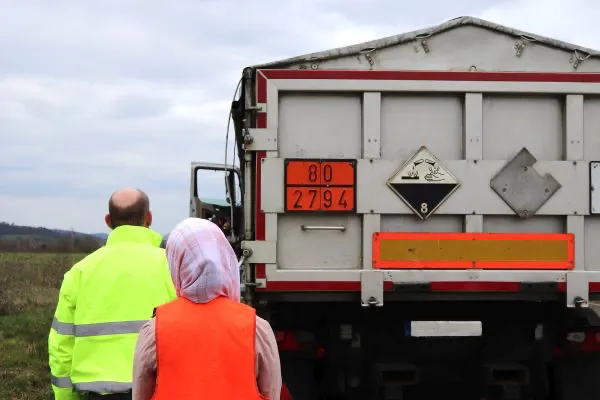 Bei der Gefahrengutkontrolle über die Schulter blicken – und vieles mehr beim Girls‘ Day in der Kreisverwaltung. (Quelle: Lahn-Dill-Kreis)