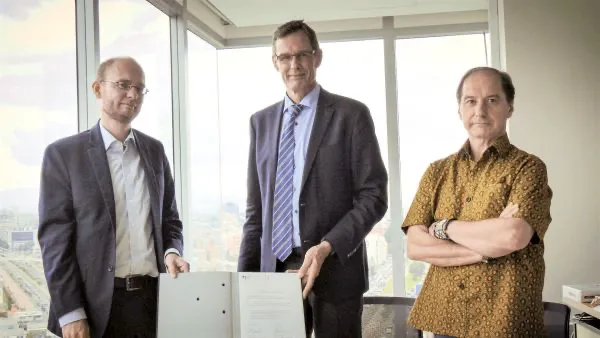 Der Direktor des Instituto CAPAZ Prof. Stefan Peters, der deutsche Botschafter Dr. Peter Ptassek und der Kommissar der Wahrheitskommission Kolumbien Carlos Beristain (v.l.) bei der Vertragsunterzeichnung in der Deutschen Botschaft in Bogotá (Quelle: Hanna Thiesing / Instituto CAPAZ)