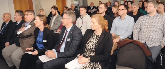 Rund 50 Teilnehmer_innen informierten sich zum neuen Fachkräfteeinwanderungsgesetz