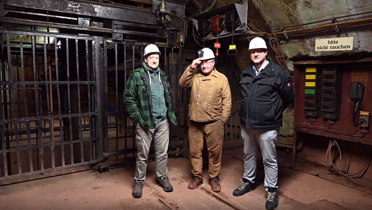 Michael Volkwein, Achim Schönberger und Tim Schönwetter auf der Stollensole der Grube Fortuna im Gespräch.
