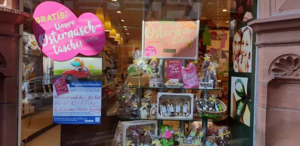 Die Plakate hängen auch im Schaufenster von Hussel in Marburg. (Quelle: Landkreis Marburg-Biedenkopf)