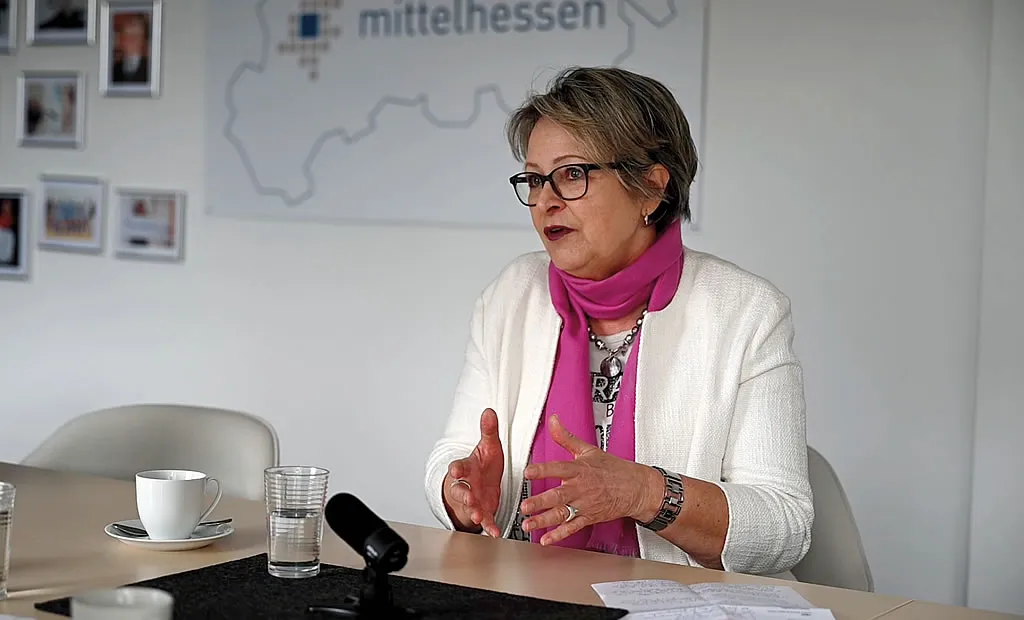 Beate Hammerla beim Interview im Regionalmanagement Mittelhessen