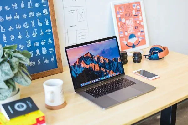 Alle fünf Beruflichen Schulen im Lahn-Dill-Kreis haben ein gutes und tragfähiges Konzept zum Distance-Learning für ihre Schülerinnen und Schüler sowie für ihre Lehrkräfte im Einsatz. (Quelle: Unsplash/ Mia Baker)