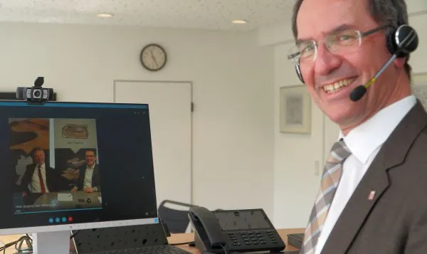 Regierungspräsident Dr. Christoph Ullrich (r.) im Gespräch mit den beiden Vorstandsmitgliedern Markus Jürgens und Tobias Wenninger. (Quelle: RP Gießen)