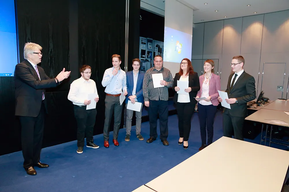 "Den Unterschied zwischen Heimat und Wohnort machen Menschen, die sich engagieren“, lobte Firmenchef Friedhelm Loh das Gewinnerteam. Das Team hatte mit einer Grundschule zwei Insektenhotels aufgestellt und für Nachahmer auf Facebook ein Portal mit Informationen, Bauplänen und einem Video zur Aktion gestaltet. Quelle: Rittal GmbH & Co. KG.