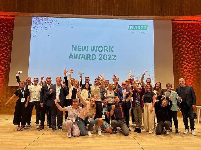 Die Gewinnerinnen und Gewinner des NEW WORK Awards 2022, dem bekanntesten Preis für zukunftsweisendes Arbeiten im deutschsprachigen Raum, mit Mitgliedern der NEW WORK SE und der Jury (Foto: Alina Kölbl / NEW WORK SE)