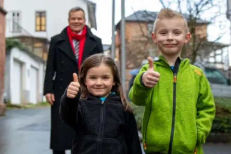 Junger Bürger Franz bekommt Spielstraße für seine Spielkamerad*innen und sich