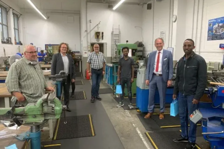 Landrat Michael Köberle freut sich über erfolgreiche Auszubildende der GAB